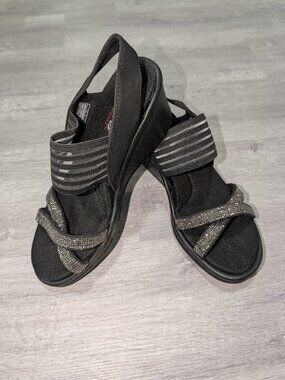 Skechers Rumblers Modern Maze wedge sandals